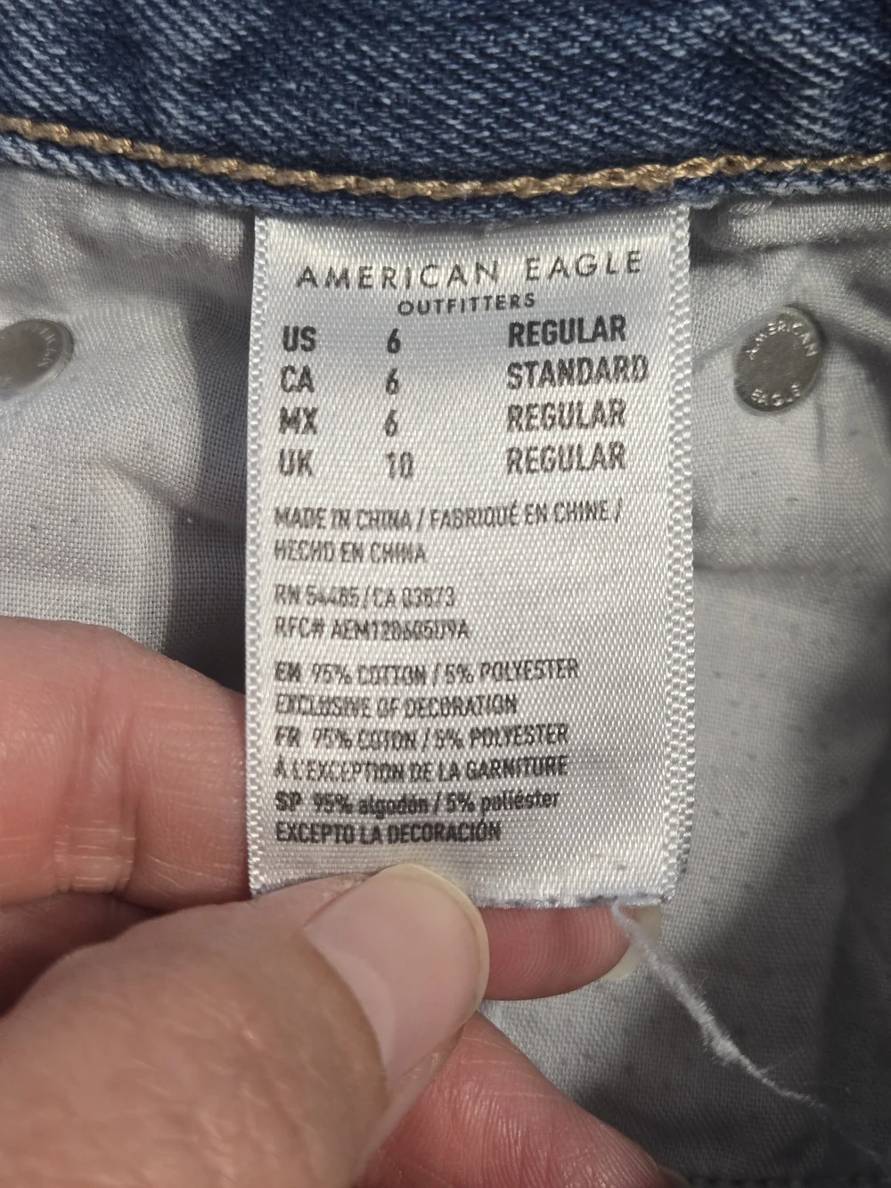 American Eagle Mom Jeans Size 6 Light Wash High Rise Raw Hem